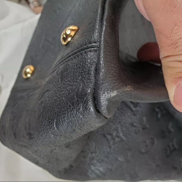 Louis Vuitton Black Monogram
Empreinte Leather Artsy MM Hobo - Picture 12 of 16